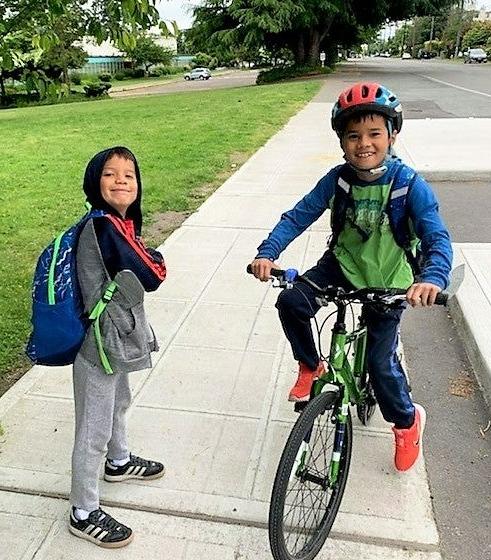 一年级和三年级的学生步行或骑自行车上学