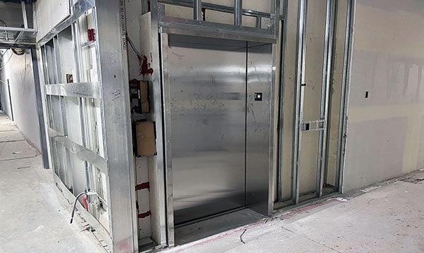 电梯停在一堵正在施工的墙上