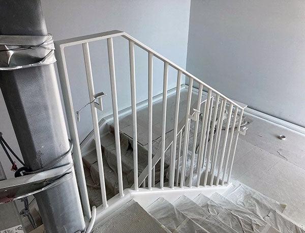 台阶上有塑料布的楼梯