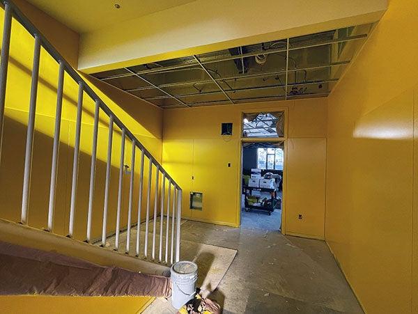 有楼梯的黄色走廊