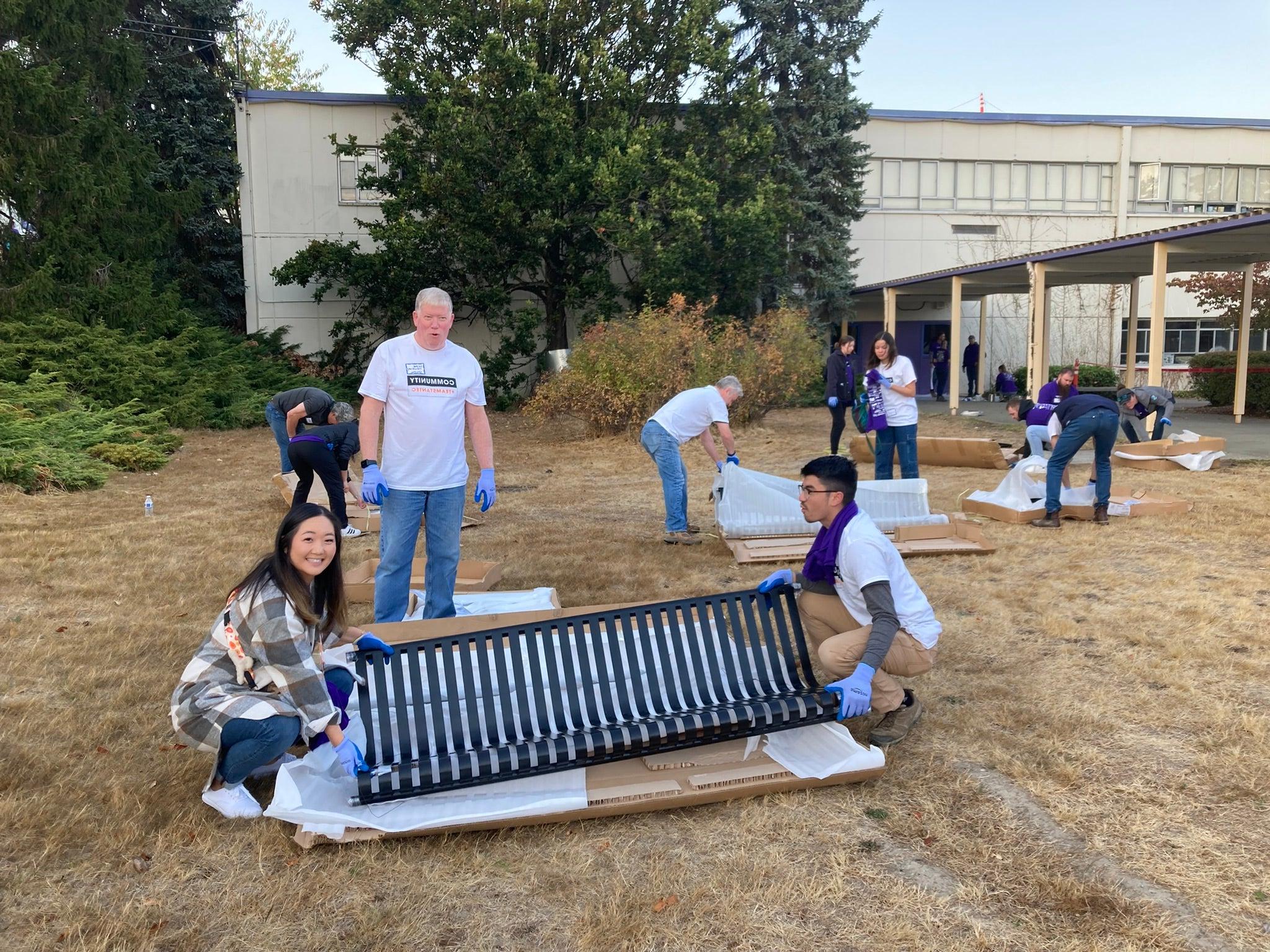 NAIOP志愿者在华盛顿中学搭建长凳