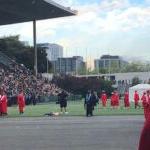 两组毕业生戴着学士帽，在纪念体育场排队