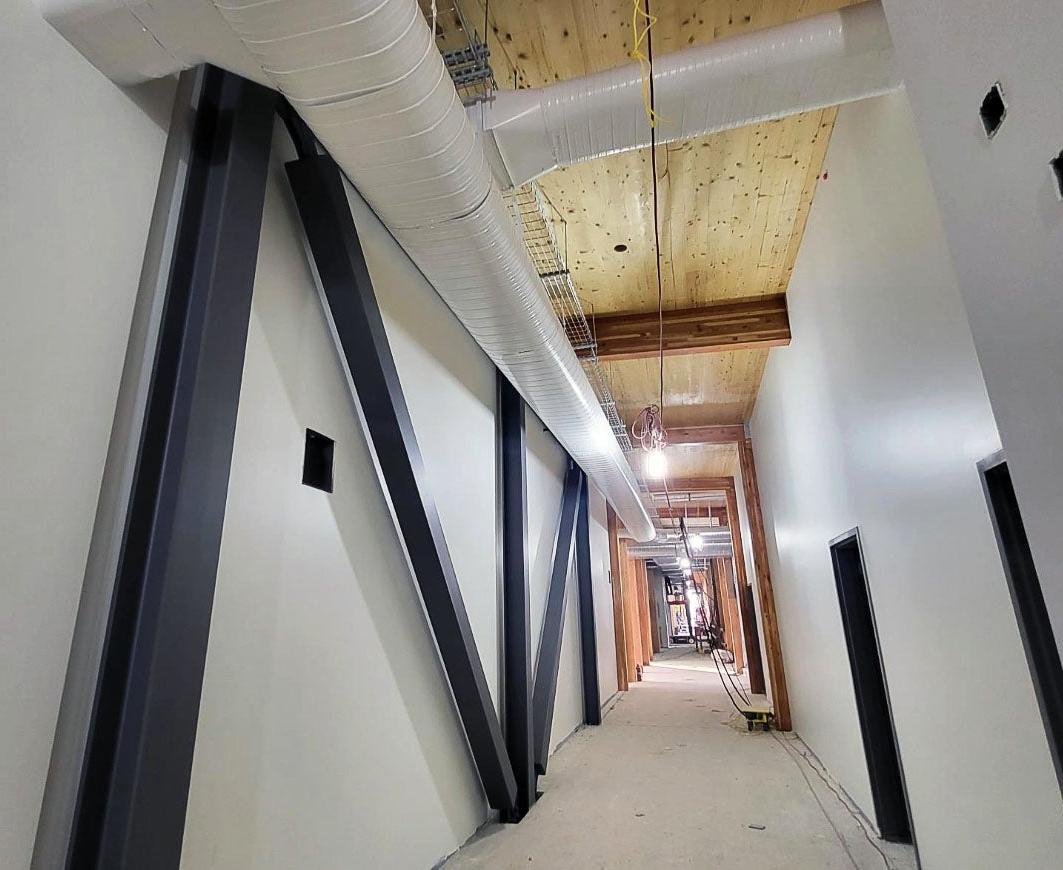 一条有钢支撑和木天花板的长走廊