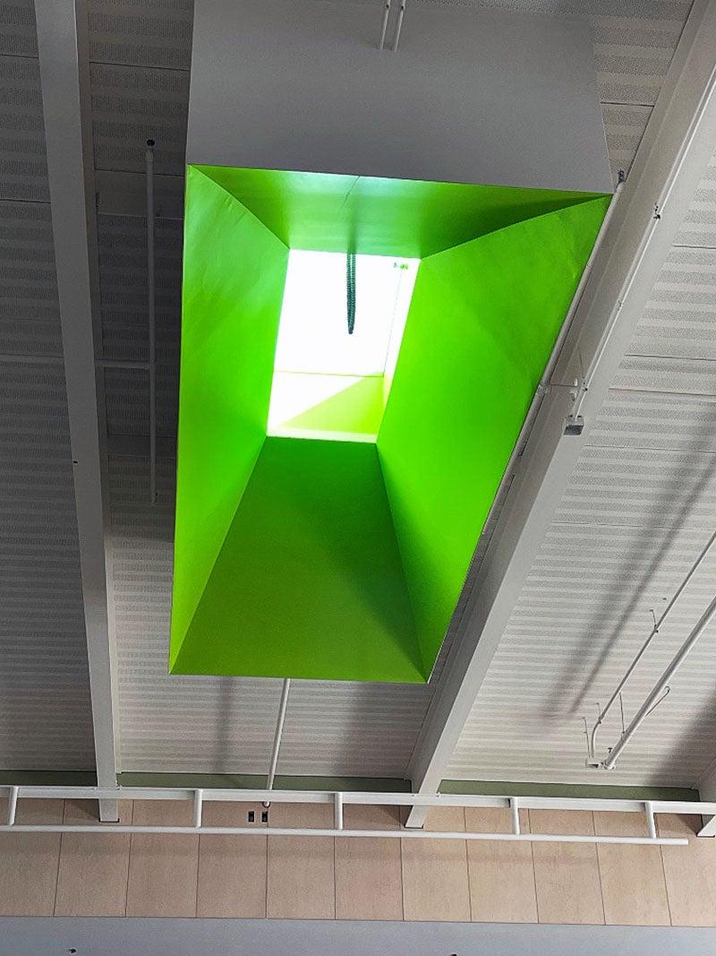 抬头望向高高的天花板，天花板上有一个亮绿色的天窗