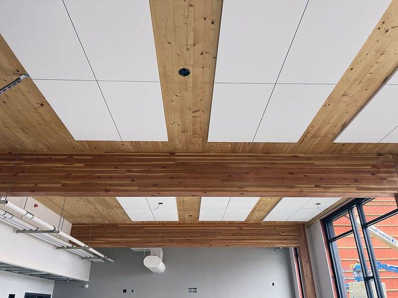 在瓦片和大木梁之间有木头的天花板