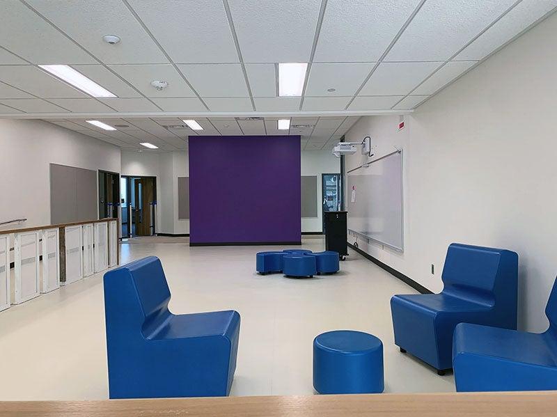 团体区域设有座椅群, 学习之墙, 还有一个教师站，用紫色的墙把它和走廊隔开