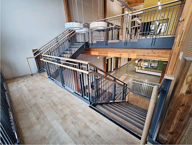 楼梯平台，上至二楼，下至一楼
